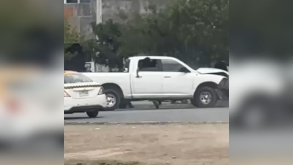 Policías de García detuvieron a una mujer y dos hombres tras una persecución en la colonia Héroes de Capellanía; les aseguraron un arma de fuego y son investigados por robos con violencia.