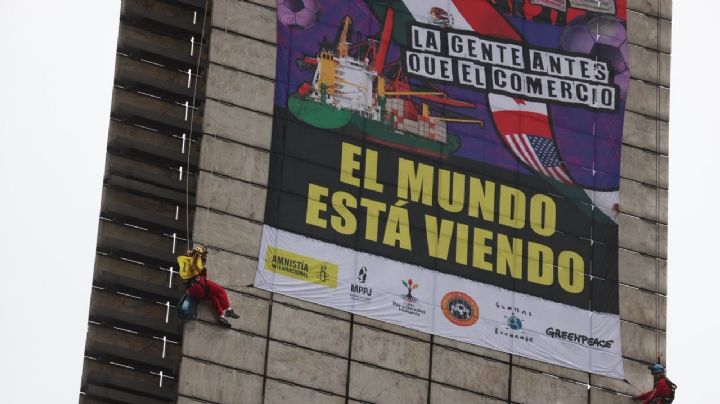'El mundo está viendo': colocan mega manta en Estela de Luz