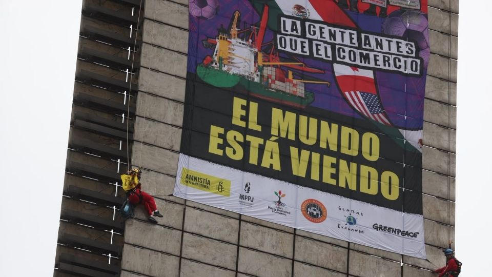 La manta de 21 metros de largo fue desplegada a 60 metros de altura sobre la Estela de Luz.