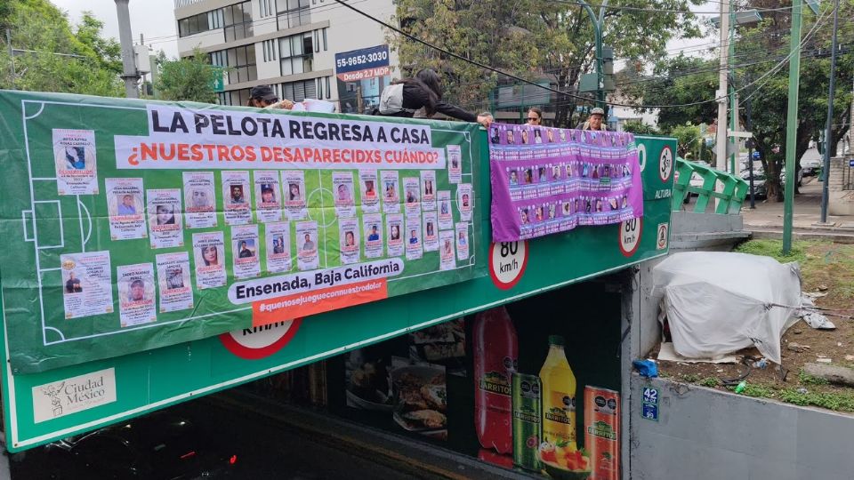 Las manifestantes desplegaron las lonas con los foto volantes de decenas de personas desaparecidas.