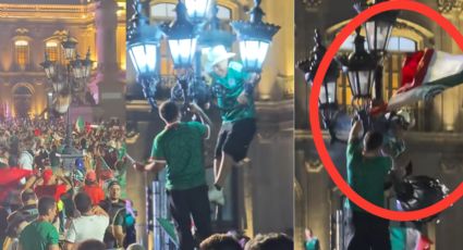 VIDEO | Se caen tras subirse a luminaria de la macroplaza de Monterrey