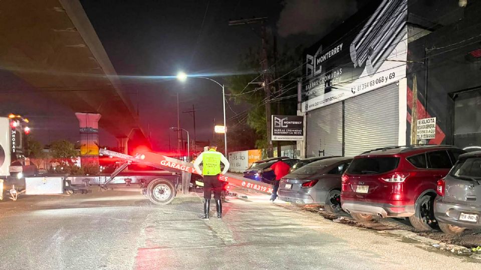 Decenas de vehículos fueron retirados por grúas en los alrededores del Parque Fundidora tras el operativo implementado durante los festejos por el triunfo de México.
