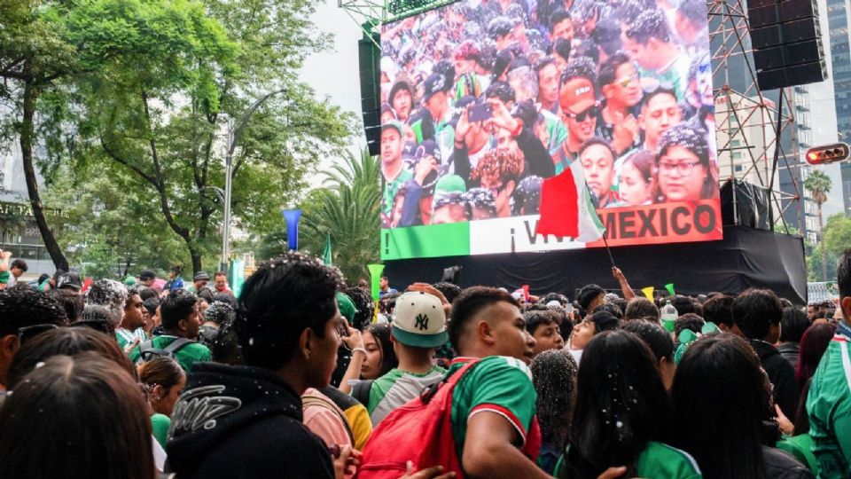 Miles de aficionados se congregaron en las inmediaciones del Paseo de la Reforma para celebrar el triunfo del combinado nacional ante la escuadra de Ecuador.
