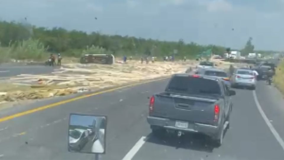 Elementos de Protección Civil de Nuevo León y de Montemorelos mantienen un operativo en la Carretera Nacional tras el accidente.