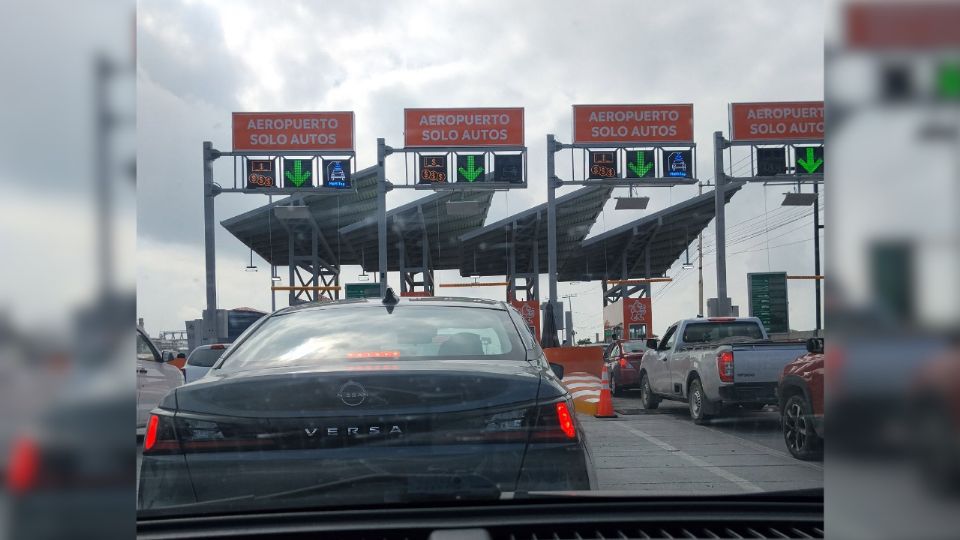 Largas filas se registraron tras el regreso del cobro en la caseta al Aeropuerto de Monterrey.