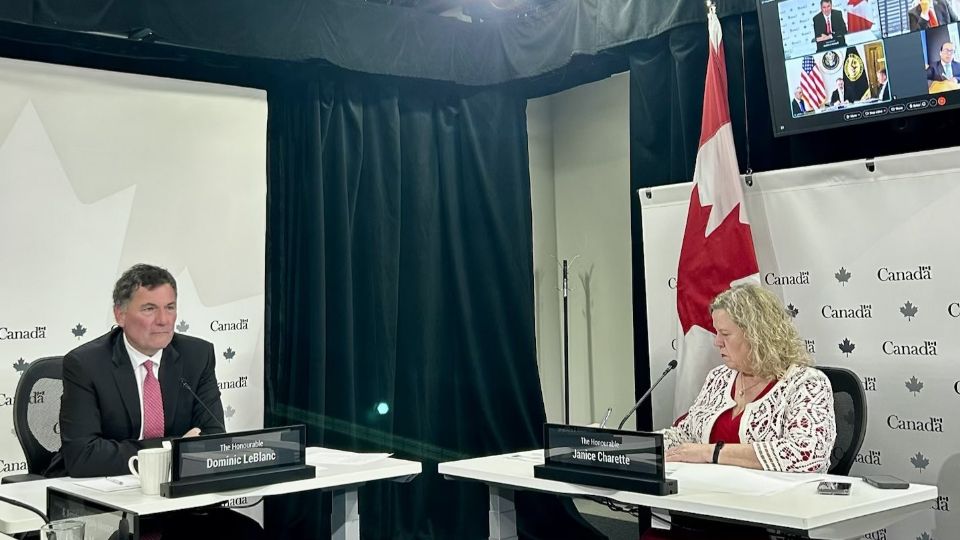 El ministro de comercio Dominic Leblanc y la negociadora comercial en jefe, Janice Charette.