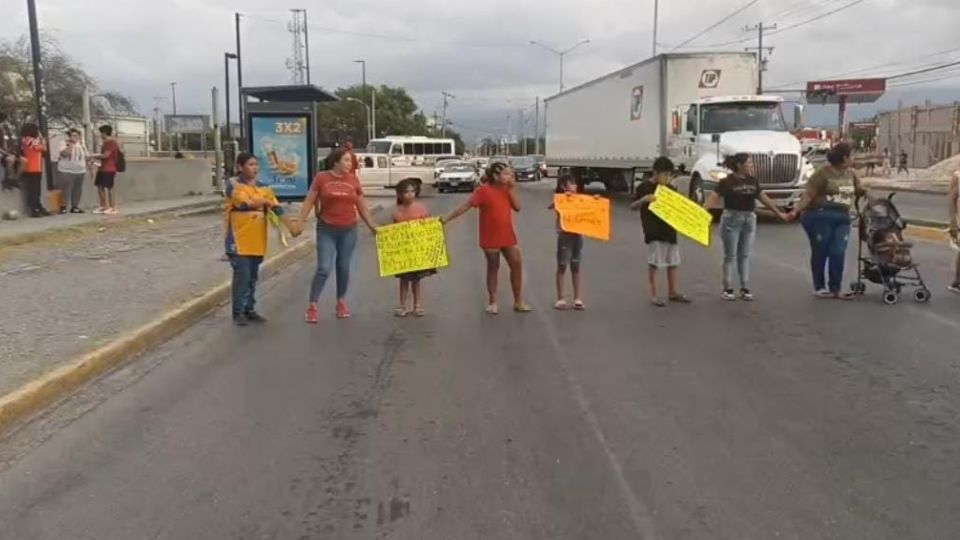 Habitantes de la colonia Carmen Serdán bloquearon durante casi tres horas las avenidas Almazán y Rodrigo Gómez.