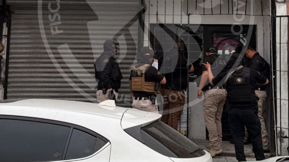 El cateo realizado por la Fiscalía en una vivienda de la colonia Residencial Los Robles dejó dos personas detenidas.