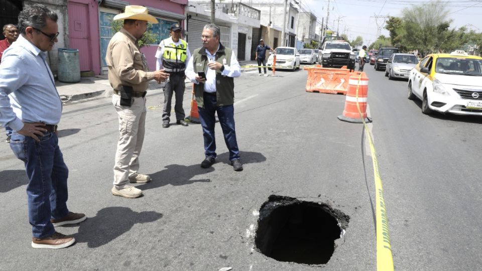 Autoridades de Escobedo mantienen cerrado parcialmente un tramo de la avenida Agualeguas tras la formación de un socavón presuntamente ocasionado por una fuga sanitaria.