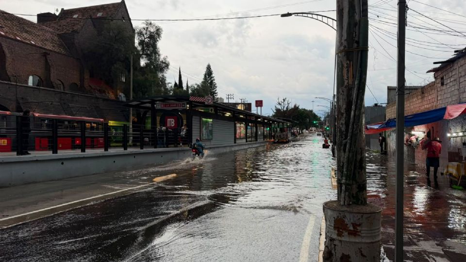 Encharcamientos frenaron paulatinamente la vialidad en CDMX.