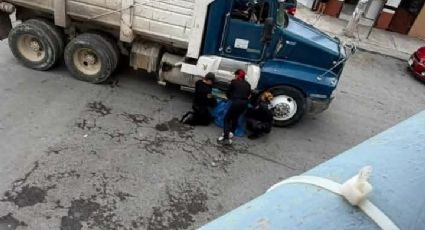 Motociclista muere atropellado por camión de volteo en Juárez