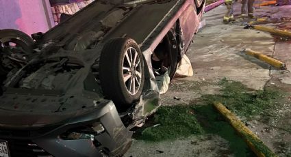 Rescatan a conductor tras volcadura en Monterrey
