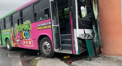 Camión urbano se estrella contra negocio en Monterrey