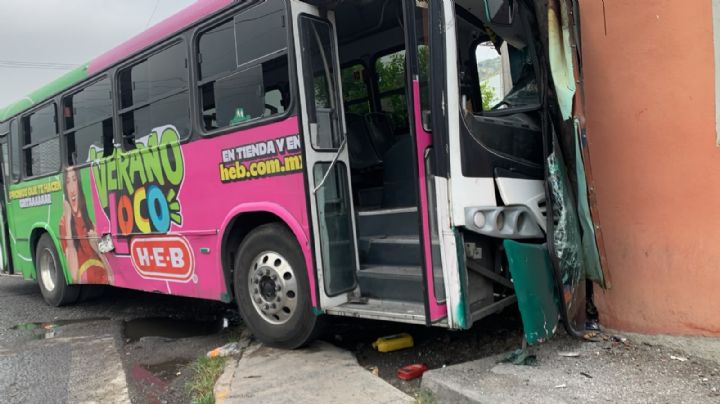 Camión urbano se estrella contra negocio en Monterrey