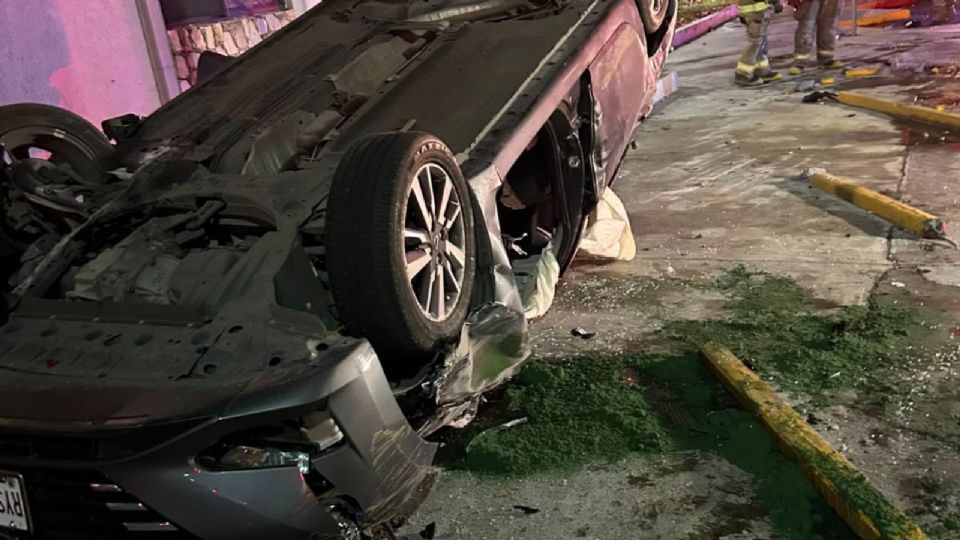 Rescatistas de Protección Civil de Monterrey liberaron al conductor de un Nissan Versa que quedó atrapado tras una volcadura.