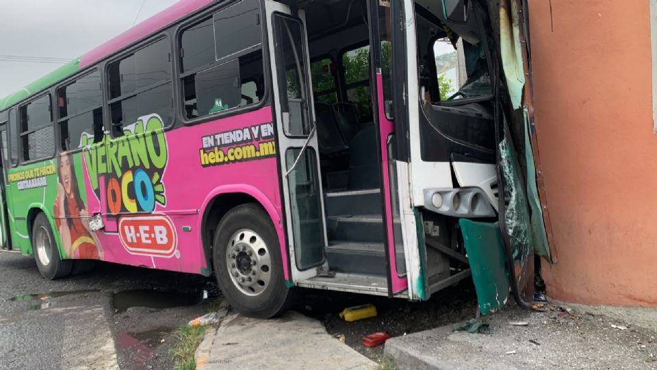El camión de la Ruta 114 terminó incrustado contra un negocio de hamburguesas en la colonia 15 de Septiembre.