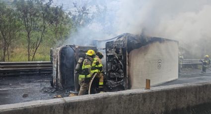Camión se incendia tras volcadura en el Boulevard Rogelio Cantú