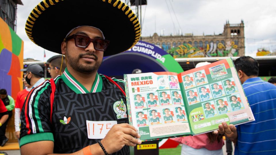 Aficionados en el Zócalo capitalino buscan completar el álbum del Mundial en un evento masivo.