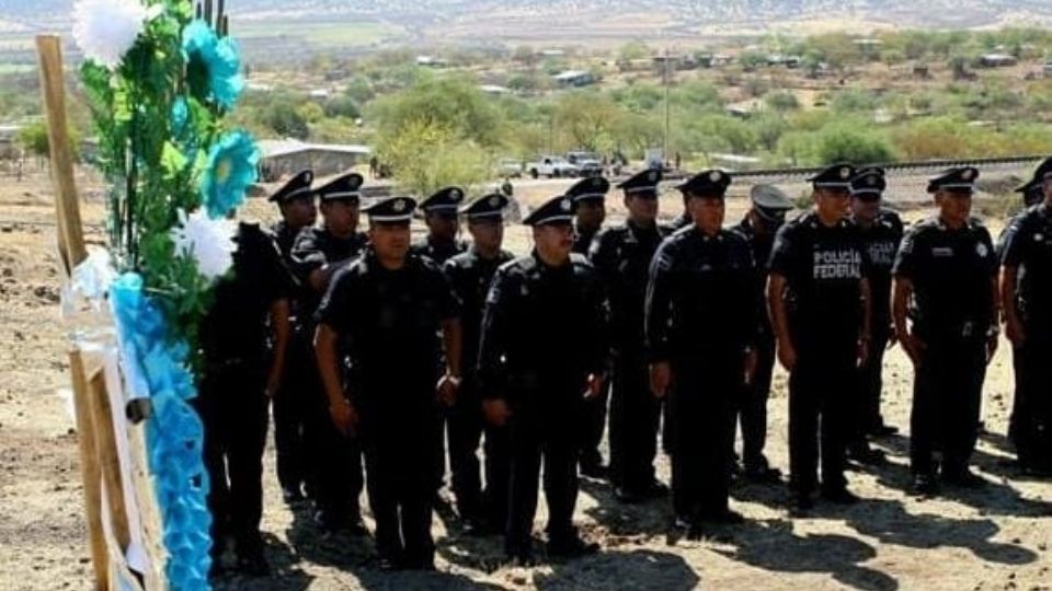 Los policías federales regresaron en 2015 a la autopista Siglo 21 para colocar una cruz metálica (Archivo).