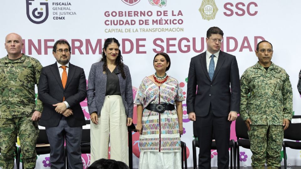 El Gobierno de la Ciudad de México preparara un operativo especial para el último partido del Mundial informó la mandataria local, Clara Brugada (centro).