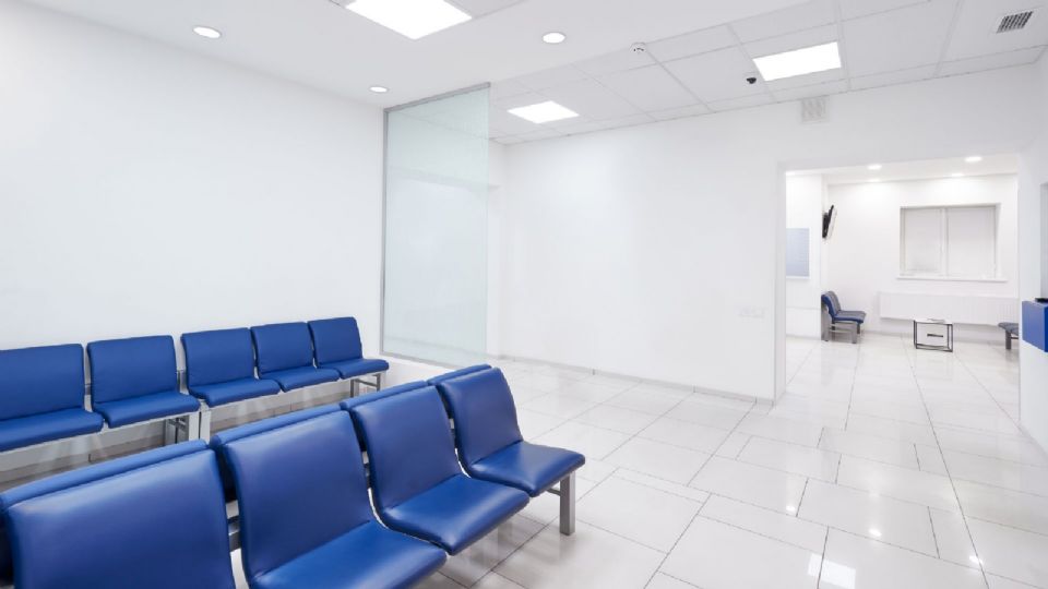 Denuncian 'castigo' a familiares de pacientes de hospital en Veracruz.