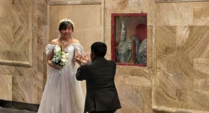 Recién casados sorprenden con sesión de fotos en Metro de CDMX