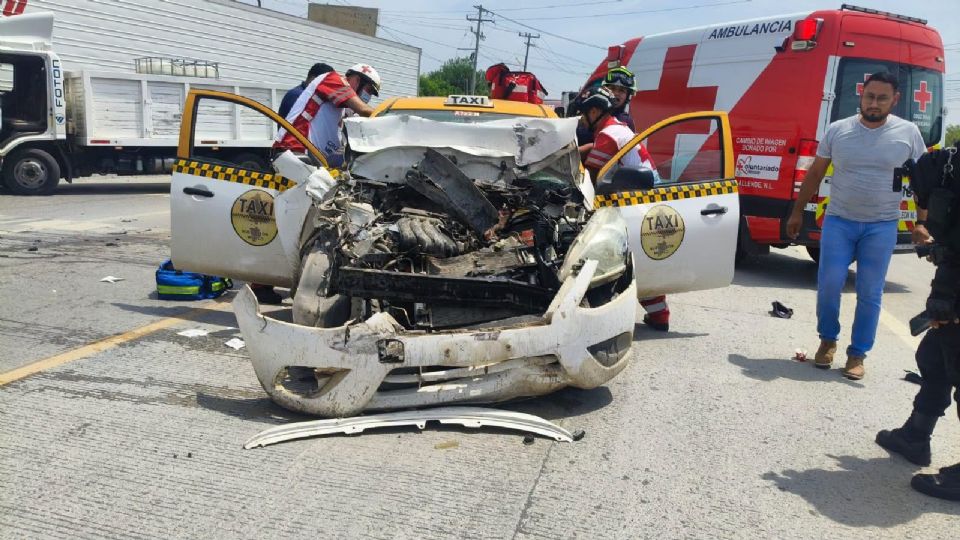 Elementos de Protección Civil y Cruz Roja atendieron un accidente entre tres vehículos en el libramiento Allende-Cadereyta, donde personas lesionadas fueron trasladadas para recibir atención médica.