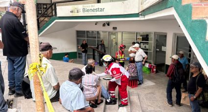 Abuelito se desploma en Banco del Bienestar y lesiona a mujer en Monterrey