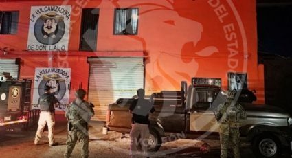 Hallan arma larga y presunto explosivo durante cateo en Santa Catarina