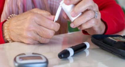Alerta Cofepris por falsificación de monitor de glucosa