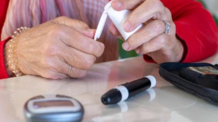 Alerta Cofepris por falsificación de monitor de glucosa