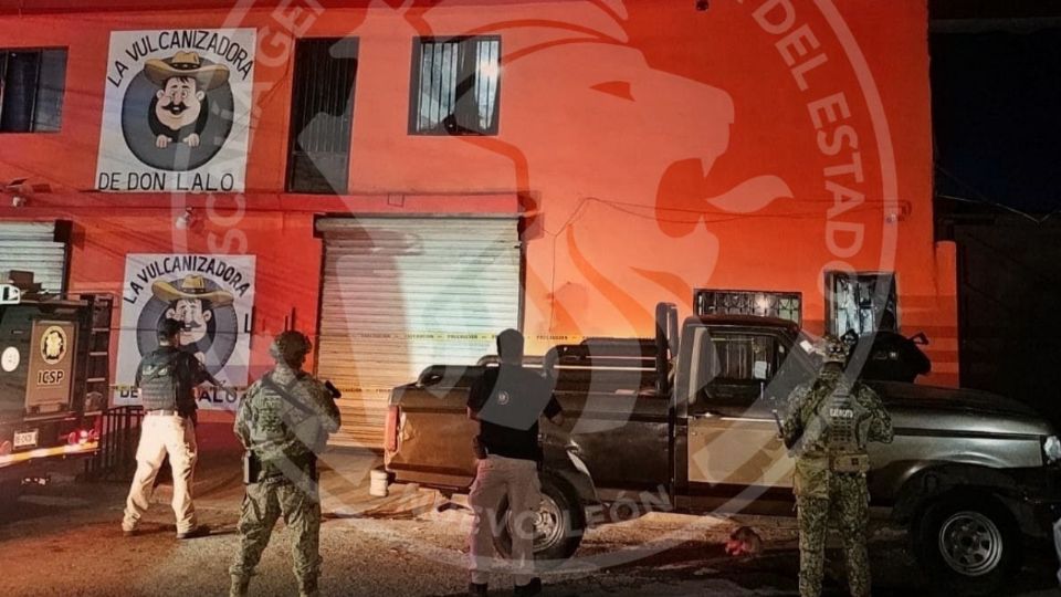 Fiscalía aseguró un arma larga y un presunto explosivo durante un cateo en Santa Catarina.
