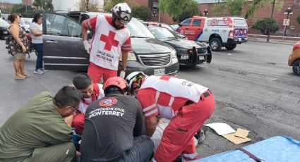 Choque entre moto y camioneta deja un lesionado en Monterrey