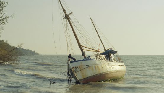 Naufragio en Indonesia deja un muerto y 24 desaparecidos