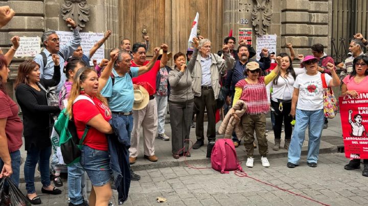 CNTE protesta en la SEP y lanza advertencia por acuerdos incumplidos