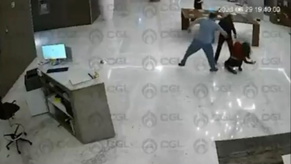 Buscan a sujeto que golpeó a recepcionista de hotel.
