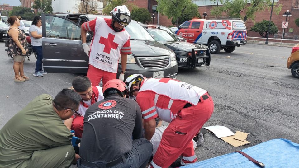 Un motociclista fue trasladado al IMSS tras un accidente vial en Monterrey.