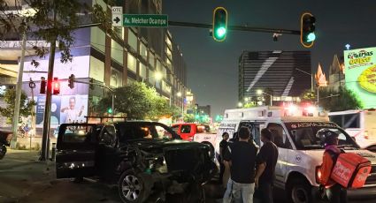 Por ir en sentido contrario, conductor provoca caos en el centro de Monterrey