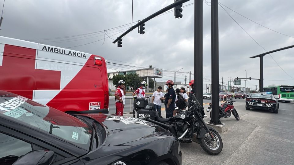 El motociclista recibió atención médica en el lugar tras el choque con una unidad de Transmetro sobre la avenida Abraham Lincoln.