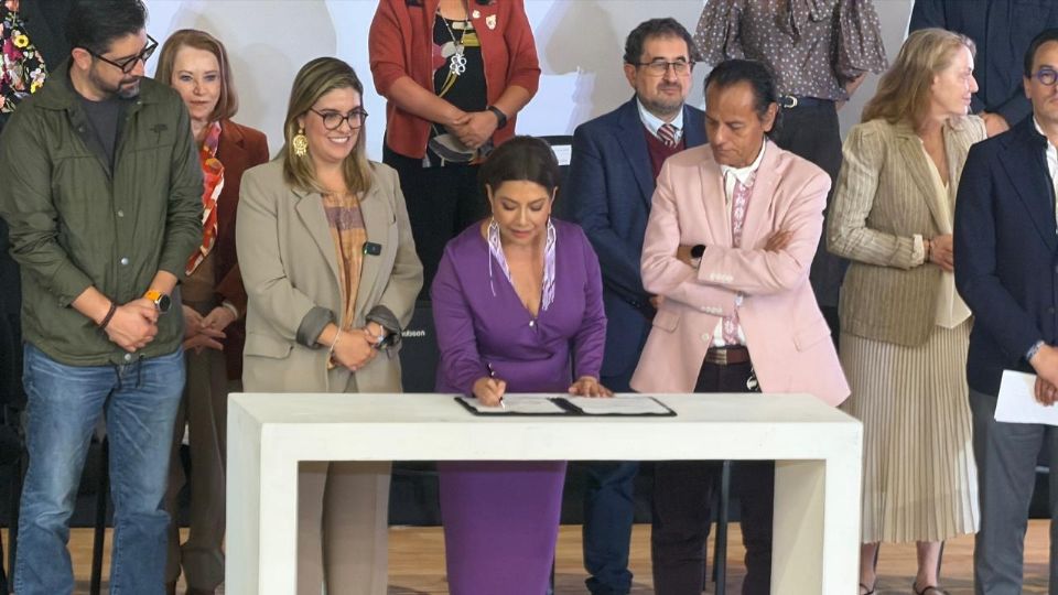 Clara Brugada promulga Ley de Cuidados CDMX.