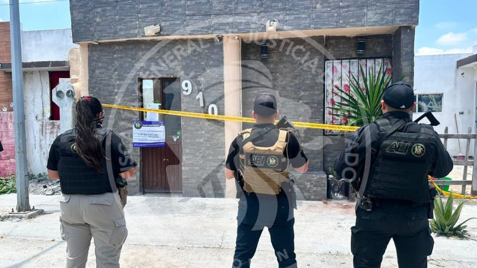 Autoridades aseguraron drogas, vehículos y detuvieron a dos personas tras un cateo en Ciénega de Flores.