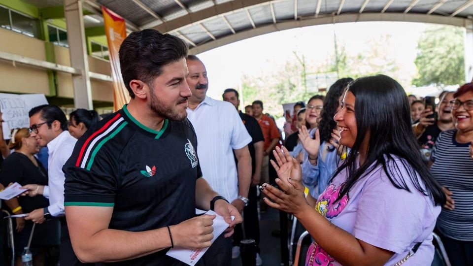 Samuel García entregó tarjetas del programa 'Ayudemos a las Mujeres' en San Nicolás.