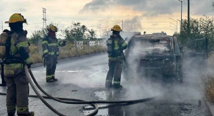 Incendio de auto moviliza a cuerpos de auxilio en Escobedo