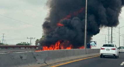 Arde camión y colapsa la Miguel Alemán en Apodaca