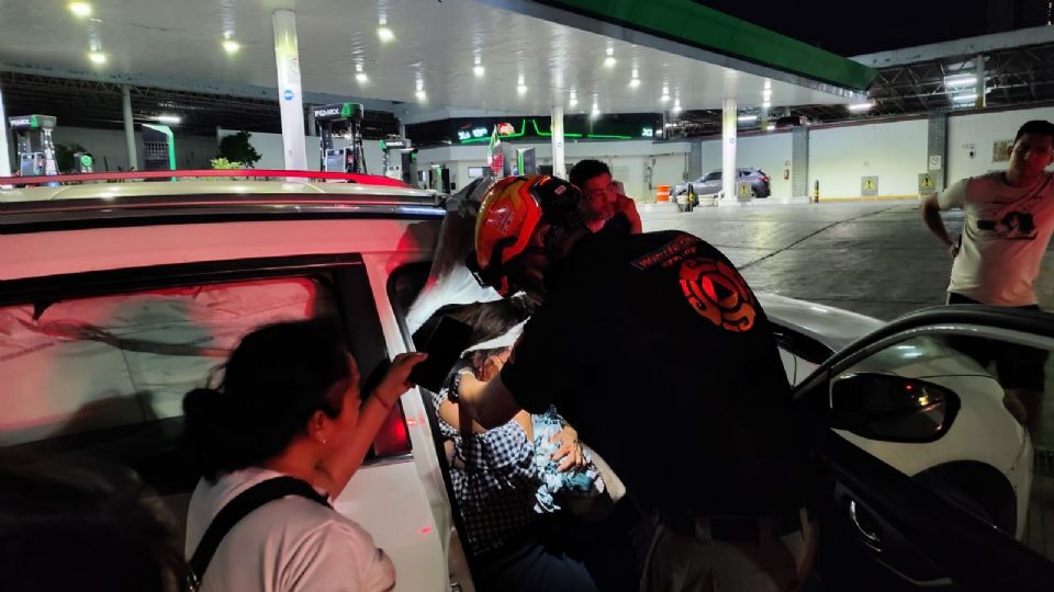Elementos de emergencia atendieron a dos personas lesionadas tras un choque entre un taxi y una camioneta en el cruce de Pino Suárez y Matamoros.