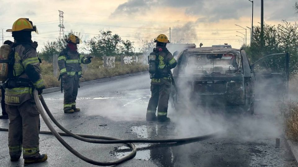 Elementos de PROXPOL y Bomberos atendieron el incendio de un vehículo en el cruce de avenida Chocolates y Calle Nueva.