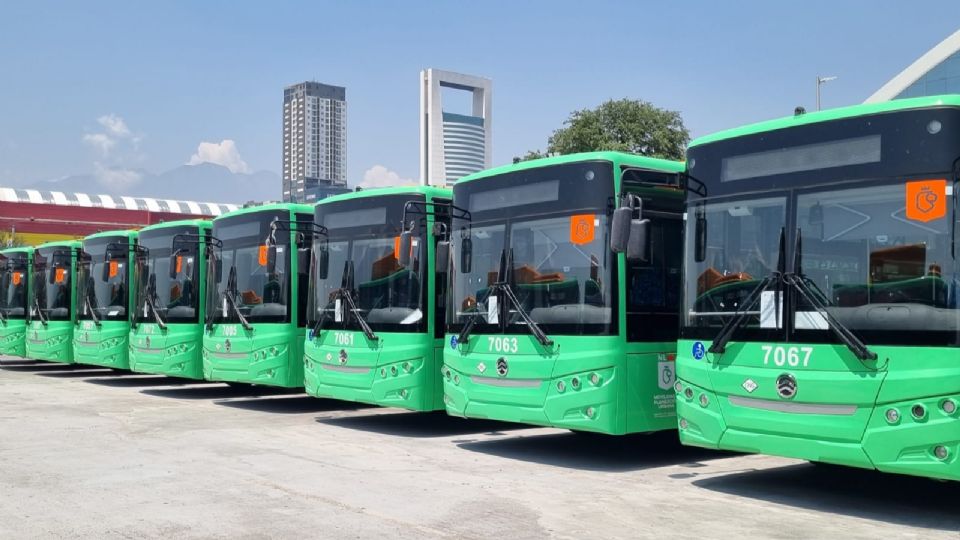 El gobernador Samuel García puso en operación 100 nuevos camiones que reforzarán el servicio de transporte público en distintos corredores del área metropolitana.
