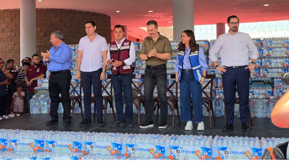 Alcaldes metropolitanos entregaron pipas y agua embotellada para apoyar a familias afectadas por el desabasto en García.