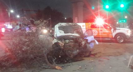 Camioneta choca contra árbol y rotonda en Monterrey