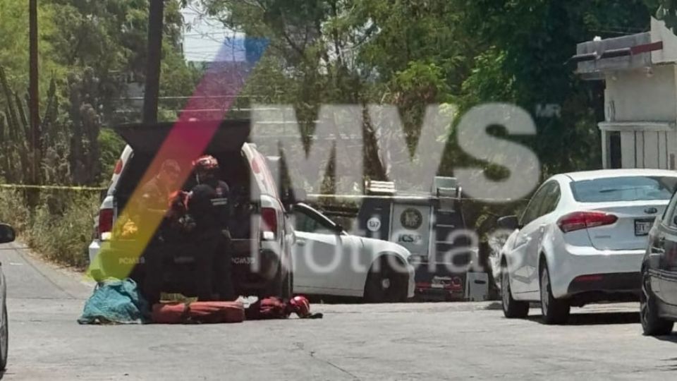 Autoridades ministeriales y peritos realizaron el levantamiento de evidencias tras el hallazgo de un cuerpo en avanzado estado de descomposición en el arroyo Topo Chico.